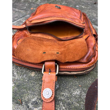 Load image into Gallery viewer, Men's Tan Medium Leather Bag (front pocket)