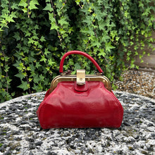 Load image into Gallery viewer, Gianni Conti Italian Leather Vintage Frame Grab Bag – Red