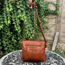 Load image into Gallery viewer, Gianni Conti Italian Leather Multi-Compartment Crossbody Bag (tan)
