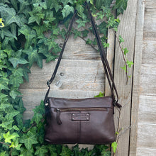 Load image into Gallery viewer, Gianni Conti Italian Leather Multi-Pocket Crossbody Bag (back)
