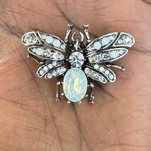 Load image into Gallery viewer, Pretty Bee Brooch with Crystal
