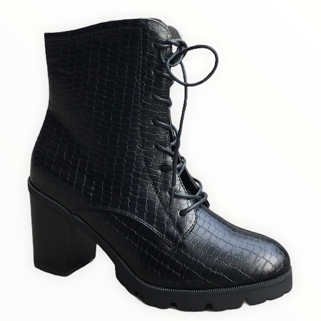Short black deals combat boots